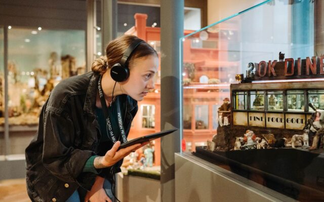 Woman playing 'Murder at the Museum'.