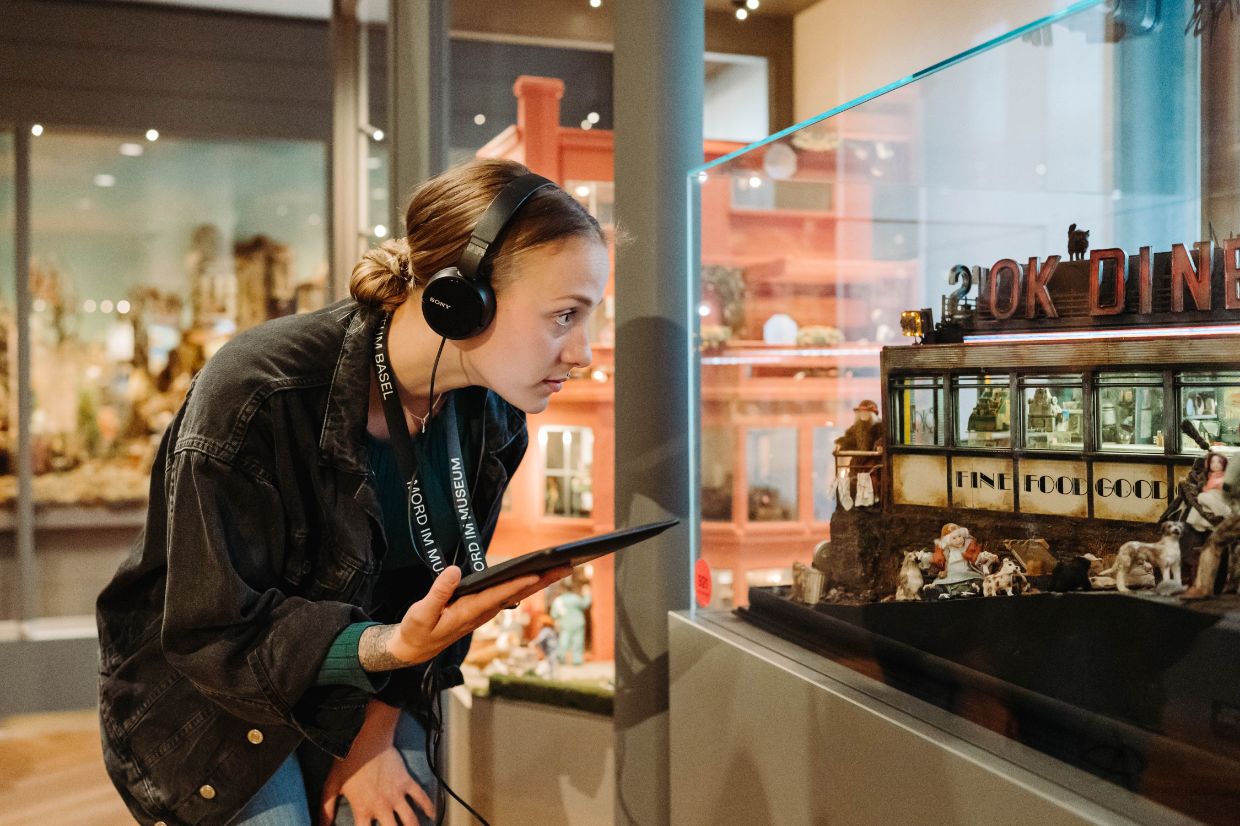 Woman playing 'Murder at the Museum'.